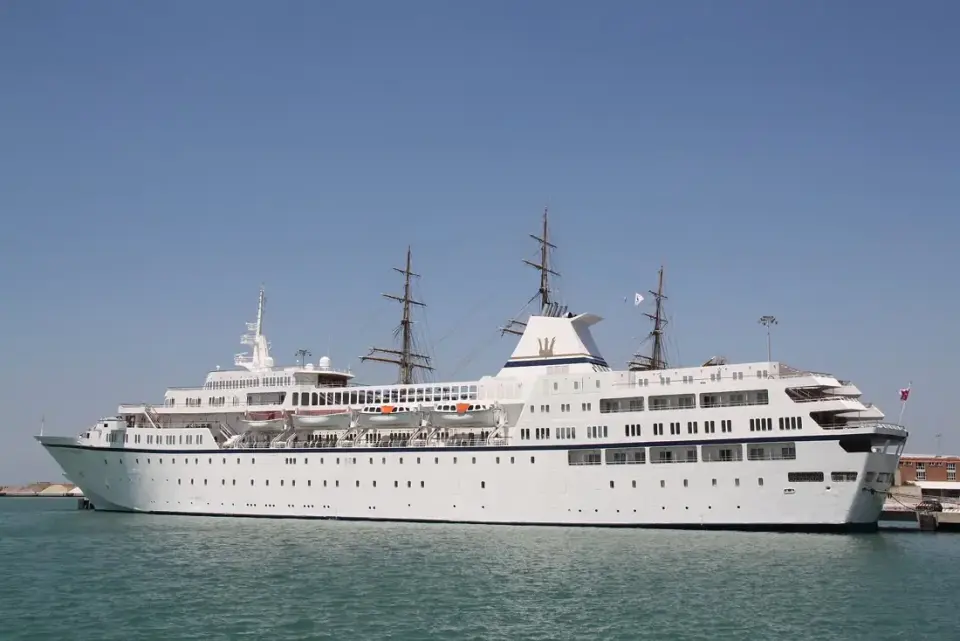Cruise ship (illustrative)