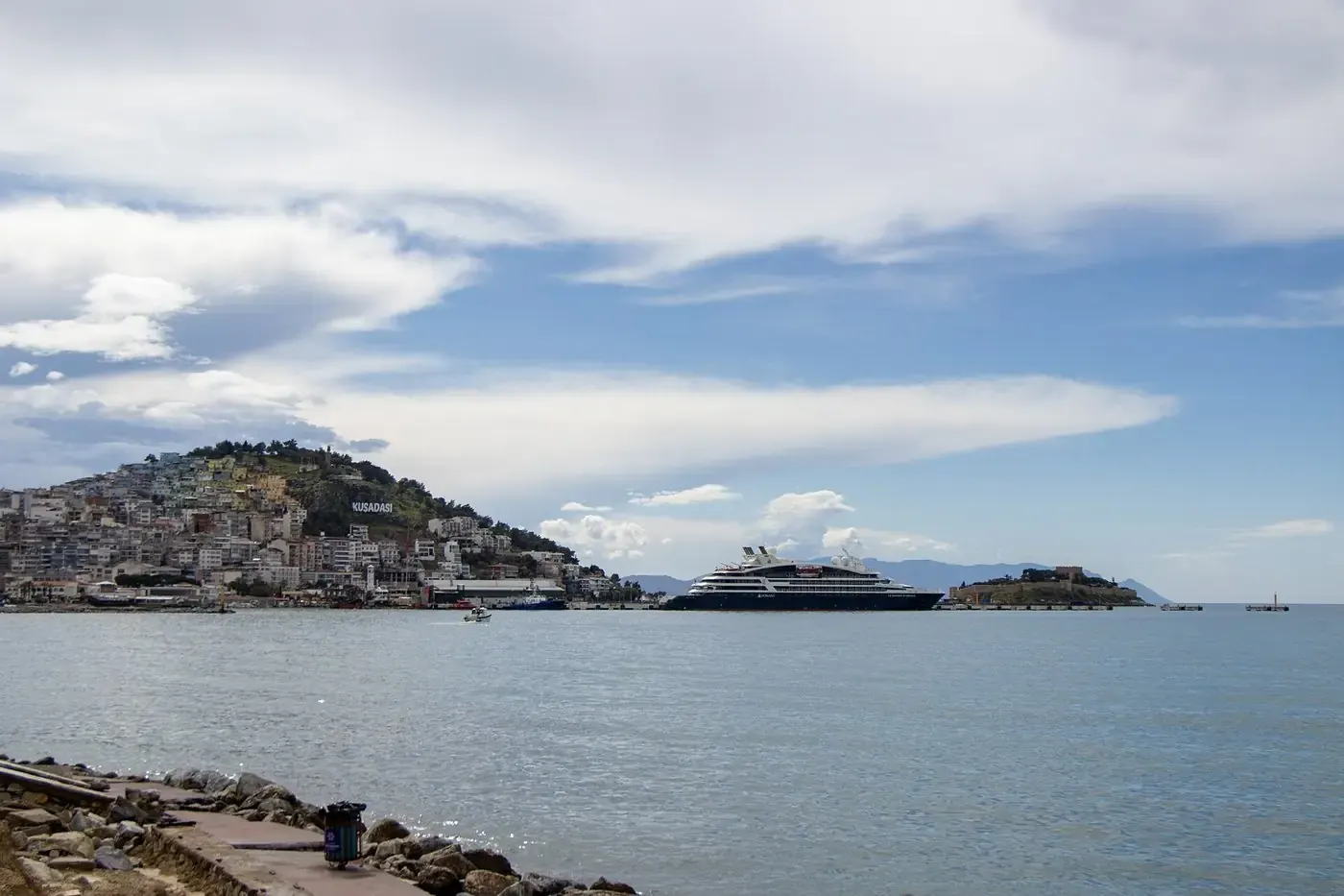 Güvercinada ve Kuşadası Körfezi